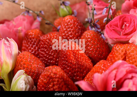 Bouquet de fleurs avec des fraises Banque D'Images