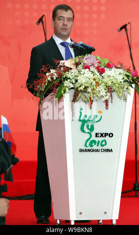 Le président russe Dmitri Medvedev parle lors d'une cérémonie célébrant la Journée du pavillon de la Russie dans le monde Parc Expo à Shanghai, Chine, 28 septembre 201 Banque D'Images