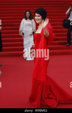 Yue-Sai Kan, fondateur et ancien PDG de cosmétiques Yue-Sai Kan, pose sur le tapis rouge avant la cérémonie d'ouverture de la 13e International de Shanghai Banque D'Images