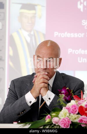 L'acteur britannique et le professeur Sir Patrick Stewart, chancelier de l'Université de Huddersfield, est vu lors d'une cérémonie de remise de prix à la coopération sino-britannique Banque D'Images