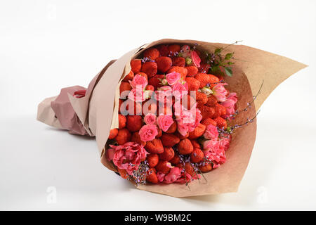 Bouquet de fleurs avec des fraises Banque D'Images