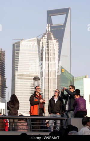 Les touristes et les résidents locaux foule la promenade sur le Bund rénové contre l'horizon de Pudongs financier de Lujiazui à Shanghai, Chine, Banque D'Images