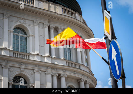 Drapeau polonais et le drapeau de la ville Varsovie en avant d'une façade Art Nouveau Banque D'Images