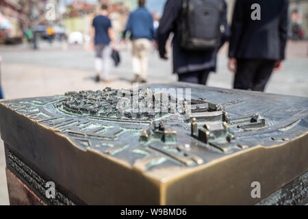 Varsovie, Pologne - Août 2019 : carte tactile à l'échelle de la vieille ville de Varsovie pour les personnes déficientes visuelles. Arrière-plan flou. Banque D'Images