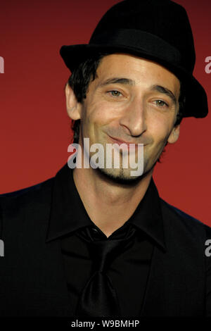 L'acteur américain Adrien Brody pose sur le tapis rouge avant la cérémonie d'ouverture du 13e Festival International du Film de Shanghai à Shanghai, Chine, juin Banque D'Images