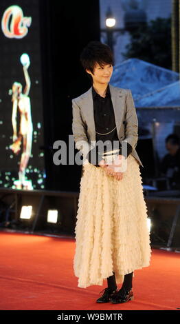 Chanteuse et actrice chinoise Li Yuchun pose sur le tapis rouge avant la cérémonie des Prix du cinéma de Hong Kong à Hong Kong, Chine, le 18 avril 2010. Kungfu Banque D'Images