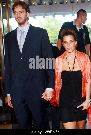 Joueur de basket-ball espagnol Pau Gasol des Los Angeles Lakers et sa petite amie Silvia Lopez arrive à une vente aux enchères à Beijing banquet, Chin Banque D'Images