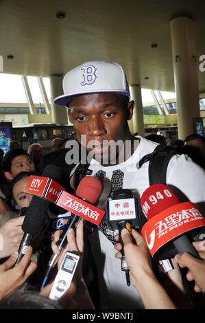 Jamaican mens 100m et 200m record du monde Usain Bolt est interviewé après son arrivée à l'Aéroport International de Shanghai Pudong à Shanghai, Chi Banque D'Images