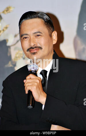 --FILE--Hong Kong l'acteur Chow Yun-Fat est vu lors d'une conférence de presse pour la première du film, Confucius, à Shanghai, Chine, le 16 janvier 2010. Ho Banque D'Images