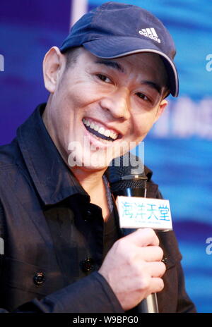 Acteur kungfu chinois Jet Li parle lors d'une conférence de presse pour le film de l'océan, le ciel, dans le nord-est de la municipalité de la province de Liaoning, Chine, 1 juin 2010. Banque D'Images