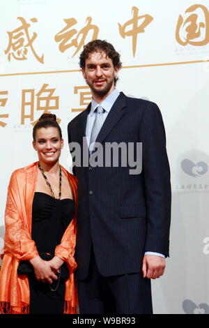 Joueur de basket-ball espagnol Pau Gasol des Los Angeles Lakers et sa petite amie Silvia Lopez arrive à une vente aux enchères à Beijing banquet, Chin Banque D'Images