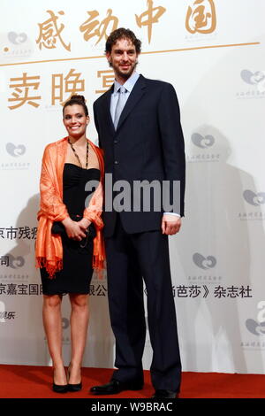 Joueur de basket-ball espagnol Pau Gasol des Los Angeles Lakers et sa petite amie Silvia Lopez arrive à une vente aux enchères à Beijing banquet, Chin Banque D'Images