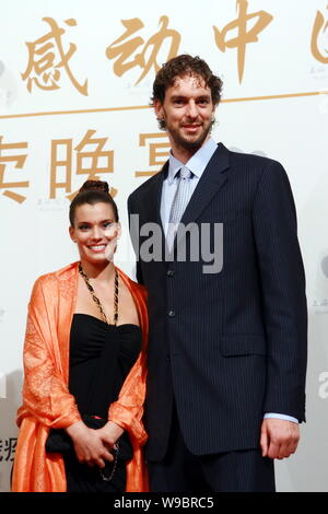 Joueur de basket-ball espagnol Pau Gasol des Los Angeles Lakers et sa petite amie Silvia Lopez arrive à une vente aux enchères à Beijing banquet, Chin Banque D'Images