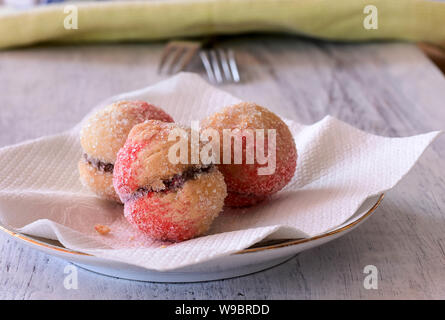 Les biscuits délicieux cookies pêches servi sur une plaque à fond en bois clair/ Sweet peach cookies - Image Banque D'Images