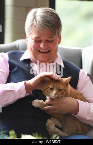 Andrew Hancock de Mansfield, avec son chat, Shortcake fête au Chambre de pompage, en Ollerton, Nottinghamshire, après écopage £1million sur une carte à gratter millionnaire monopole de la loterie nationale. Banque D'Images