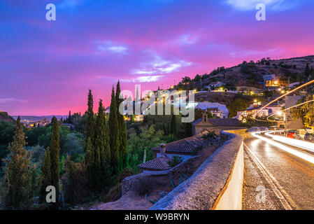 Granada, Espagne, 07/08-19. Sacromonte après le coucher du soleil avec une route étroite occupé à prendre les navettes touristes à des spectacles de flamenco dans les grottes. Banque D'Images