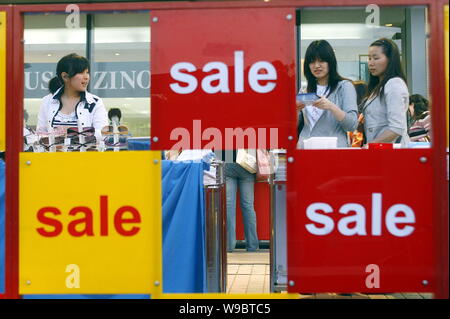 Les acheteurs chinois regarder produits en vente lors d'une promotion à un centre commercial à Shanghai, Chine, le mardi, 5 mai 2009. Chines économie peut développer 7 Banque D'Images