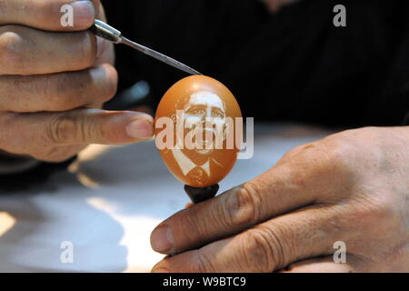 Sculpteur folk chinois Kang Yongguo sculpte le portrait du président américain Barack Obama sur la coquille d'un oeuf de poule dans son atelier à Shenyang city, pas de Banque D'Images