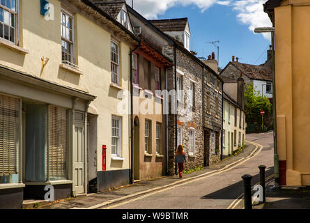 Royaume-uni, Angleterre, Devon, Ashburton, Market Street, maisons peintes de couleurs vives et d'anciens magasins Banque D'Images