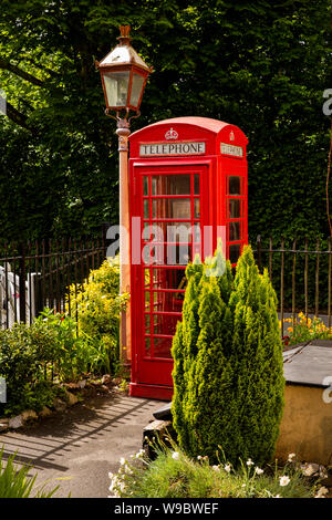 Royaume-uni, Angleterre, Devon,Staverton Station sur South Devon Railway Station, vieille K6 red phone box Banque D'Images