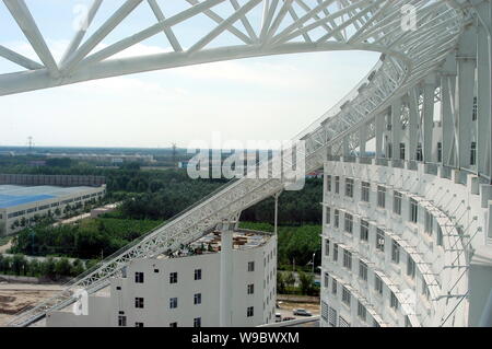 --FILE--Vue de l'hôtel particulier Soleil-lune, y compris la micro-vallée solaire E Hotel, dans la Chine Solar Valley, développé par Groupe Himin pour, la plus grande centrale solaire Banque D'Images