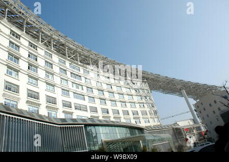 --FILE--Vue de l'hôtel particulier Soleil-lune, y compris la micro-vallée solaire E Hotel, dans la Chine Solar Valley, développé par Groupe Himin pour, la plus grande centrale solaire Banque D'Images