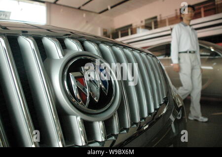 --FILE--une voiture acheteur chinois se penche sur les voitures Buick, fabriqué par Shanghai GM, la joint-venture entre General Motors et SAIC (Shanghai Automotive JE Banque D'Images