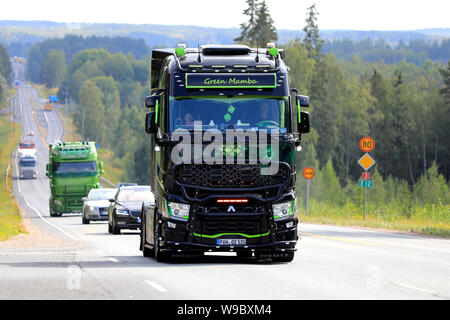 Kokemäki, Finlande. Le 8 août 2019. Renault Trucks personnalisé camion T Green Mamba 2 de l'Olaf Sattler en convoi de camions au pouvoir Truck Show. Banque D'Images