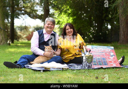 Andrew et Paula Hancock de Mansfield, avec leur chat, Shortcake fête au Chambre de pompage, en Ollerton, Nottinghamshire, après écopage £1million sur une carte à gratter millionnaire monopole de la loterie nationale. Banque D'Images