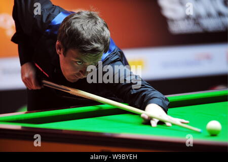 Ricky Walden d'Angleterre joue un coup contre Stephen Hendry de l'Ecosse lors du deuxième tour des Masters de Shanghai 2009 Tournoi de Billard à Sha Banque D'Images