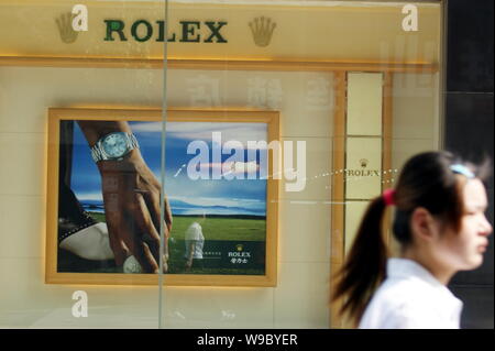 --FILE--une jeune femme chinoise passe devant une boutique Rolex à Kunshan, ville de Suzhou, province de Jiangsu, Chine de l'Est, 24 mai 2009. La vente de bateau Banque D'Images