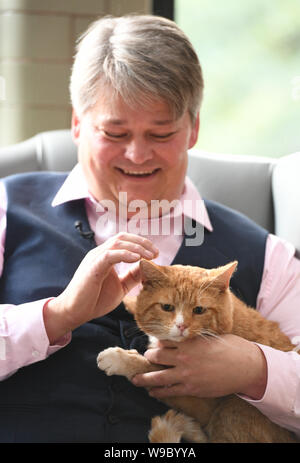 Andrew Hancock de Mansfield, avec son chat, Shortcake fête au Chambre de pompage, en Ollerton, Nottinghamshire, après écopage £1million sur une carte à gratter millionnaire monopole de la loterie nationale. Banque D'Images