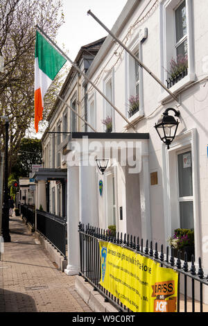L'Irlande, Co Dublin, Malahide, Church Road, drapeau national irlandais en dehors du Club de Sylvester St Banque D'Images