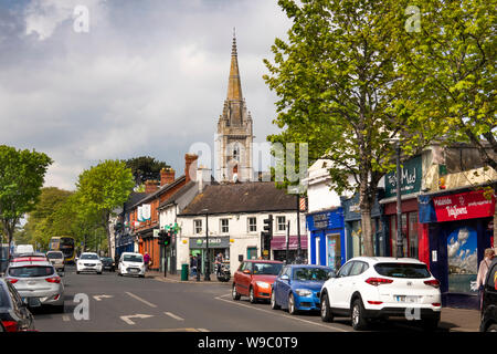 L'Irlande, Co Dublin, Malahide, le Diamond, Dublin Road & flèche de l'église St Sylvestre Banque D'Images