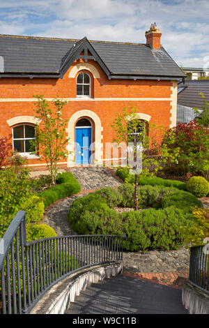 L'Irlande, Co Dublin, Dublin Malahide Road, pas en bas à Great American International Insurance Bureau en 1851 Station House Banque D'Images