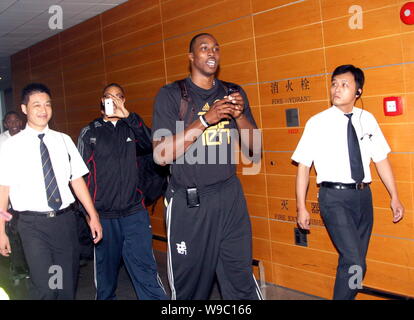 Joueurs NBA Dwight Howard du Magic d'Orlando, deuxième à droite, et Derrick Rose des Chicago Bulls, troisième à gauche, vous arrivez à la communauté de Shanghai Pudong Banque D'Images