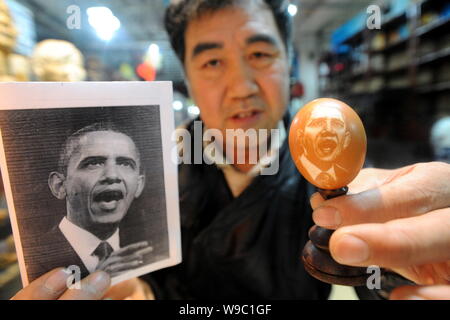 Sculpteur folk chinois Kang Yongguo présente le portrait du président américain Barack Obama sur la coquille d'un oeuf de poule dans son atelier à Shenyang city, ni Banque D'Images