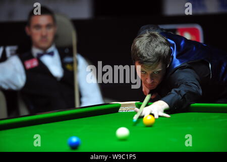 Ricky Walden d'Angleterre joue un coup contre Stephen Hendry de l'Ecosse lors du deuxième tour des Masters de Shanghai 2009 Tournoi de Billard à Sha Banque D'Images