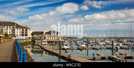 L'Irlande, Leinster, Fingal, Co Dublin, Malahide, Marina Village Restaurant Geisha au Yacht Club et amarrage bateau, vue panoramique Banque D'Images