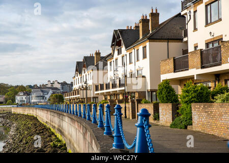 L'Irlande, Leinster, Fingal, Co Dublin, Malahide, Marina Village waterfront développement immobilier, chemin le long de la rive Banque D'Images