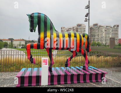 Milan, 12 août 2019 : Leonardo Horse Projet, oeuvre de Marcelo Burlon situé dans Milano Tre Torri square. Banque D'Images