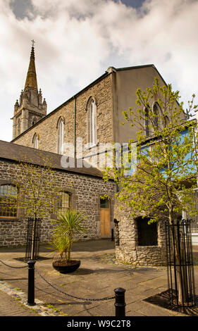 L'Irlande, Leinster, Fingal, Co Dublin, Malahide, Old Street, Saint Sylvestre est bien au-dessous de clocher d'église Banque D'Images