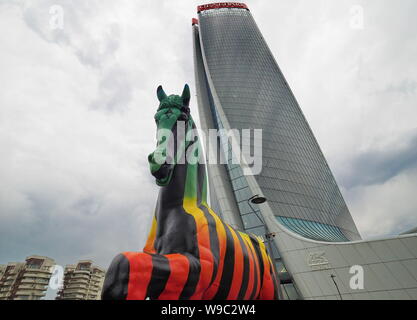 Milan, 12 août 2019 : Leonardo Horse Projet, oeuvre de Marcelo Burlon situé dans Milano Tre Torri square. Banque D'Images