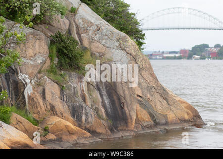 Rocky river side de Glomma Fredrikstad en Norvège Banque D'Images