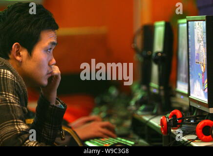 --FILE--un utilisateur de l'Internet chinois joue en ligne jeu à un café Internet dans la ville de Fuyang, Chine de l'est la province de l'Anhui, 10 février 2009. La Chine a déclaré que Tuesd Banque D'Images