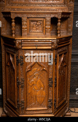 L'Irlande, Leinster, Fingal, Co Dublin, Malahide Castle, de l'intérieur, de l'Oak Room, joliment sculpté 1598 Talbot famille cabinet avec décoration St George Banque D'Images