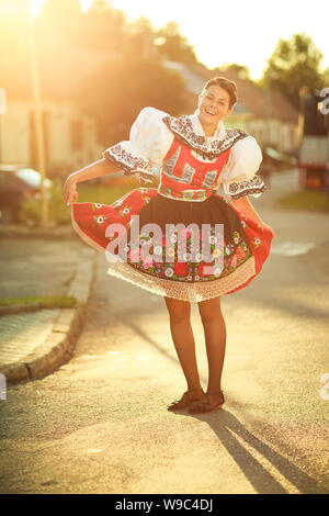 Maintien de la tradition vivante : jeune femme en robe de cérémonie richement décorées folk/costume régional (Kyjov costume, southern Moravia République Tchèque, Republi Banque D'Images