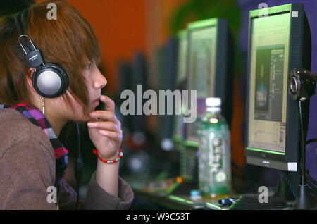 --FILE--un utilisateur de l'Internet chinois joue un jeu en ligne dans un café Internet dans la ville de Fuyang, Chine de l'est la province de l'Anhui, 18 avril 2009. En ligne chines ga Banque D'Images