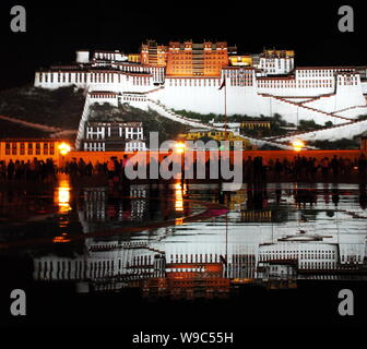 Vue de nuit du Palais du Potala à Lhassa, le sud-ouest de Chines dans la région autonome du Tibet, le 5 août 2009. Banque D'Images