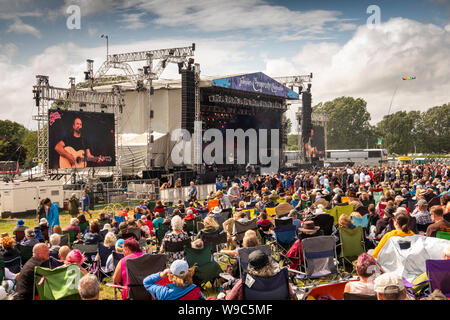 Royaume-uni, Angleterre, Oxfordshire, Cropredy, Fairport Convention de Cropredy festival annuel de musique, Damian Wilson sur grand écran au cours de Wilson et Wakeman perfor Banque D'Images